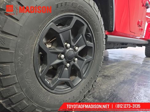 Used 2022 Jeep Gladiator Willys image 8