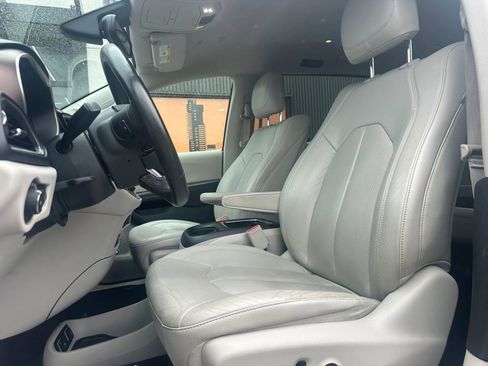 Used 2018 Chrysler Pacifica Touring-L Plus FWD image 7