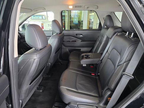 Used 2025 Nissan Pathfinder SL image 38