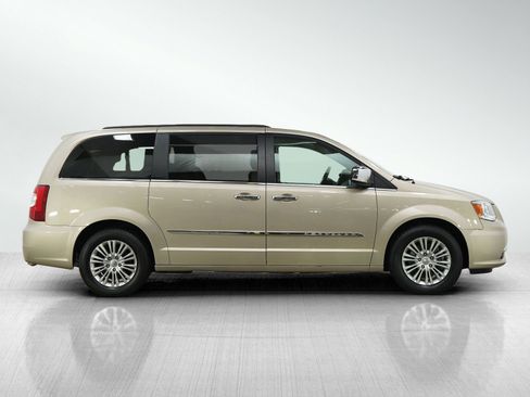 Used 2015 Chrysler Town & Country Touring-L w/ Driver Convenience Group FWD image 6