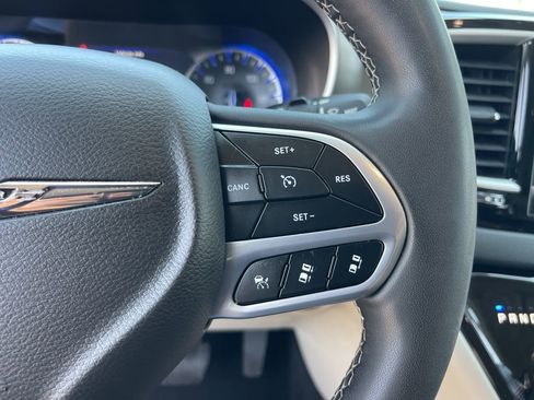 Used 2023 Chrysler Pacifica Touring-L image 20