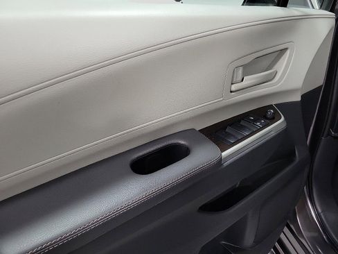 Certified 2021 Toyota Sienna LE image 10