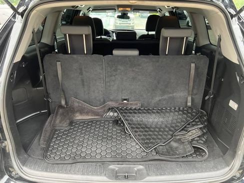 Used 2019 Toyota Highlander LE AWD/4WD image 12