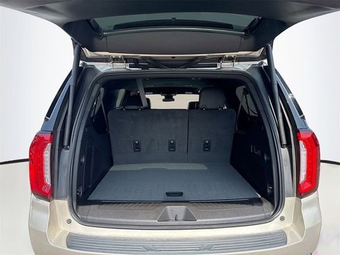 Used 2024 GMC Yukon XL SLT w/ SLT Luxury Package image 28