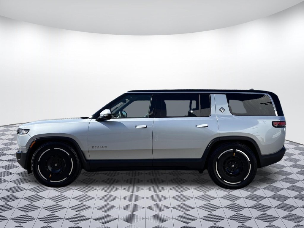 Used 2025 Rivian R1S Adventure Dual AWD/4WD image 4