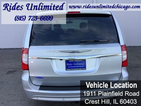 Used 2012 Chrysler Town & Country Touring-L w/ Entertainment Group #2 image 5