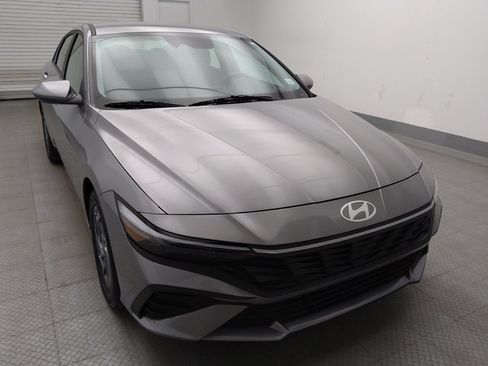 Used 2025 Hyundai Elantra Hybrid FWD image 14