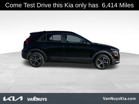 Certified 2025 Kia Niro EX image 2