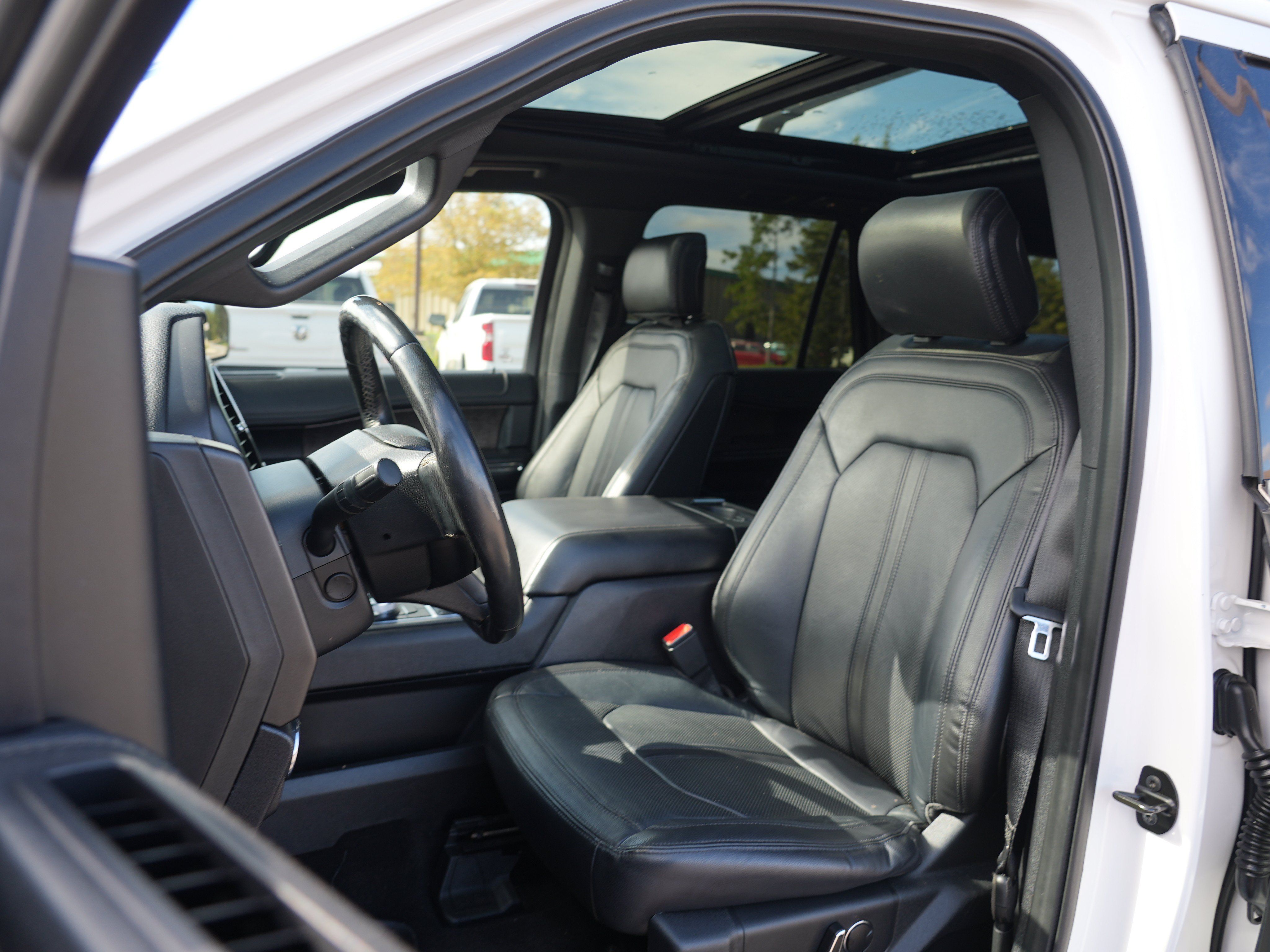 Used 2019 Ford Expedition Limited w/ Equipment Group 301A AWD/4WD image 12