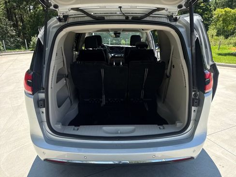 Used 2024 Chrysler Pacifica Touring-L FWD image 33