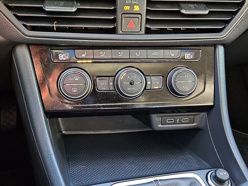 Certified 2022 Volkswagen Jetta SE w/ Panoramic Sunroof Package image 15