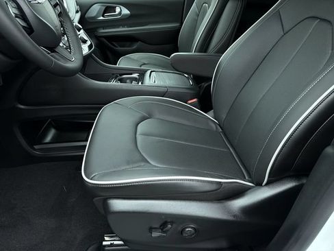 New 2026 Chrysler Pacifica Limited w/ S Appearance Package FWD image 20
