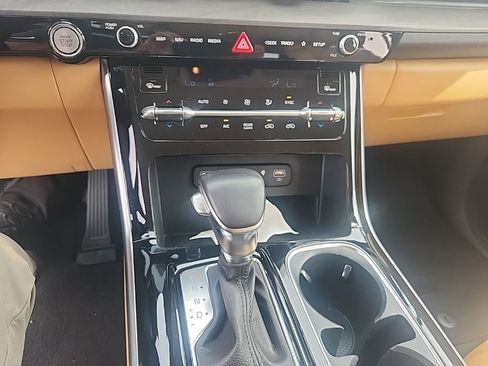 Used 2023 Kia Carnival EX image 21