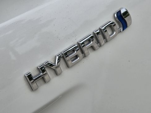 Used 2016 Toyota Prius Four FWD image 39