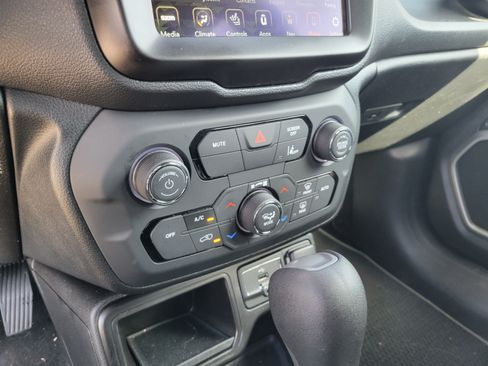Used 2021 Jeep Renegade Latitude w/ Convenience Group FWD image 18
