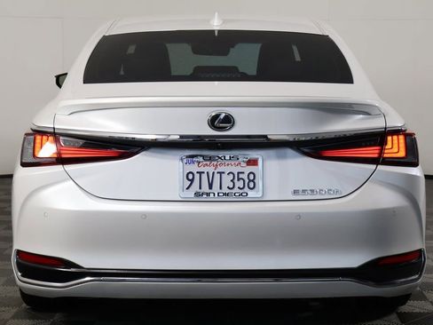 Certified 2025 Lexus ES 300h w/ Luxury Package image 3