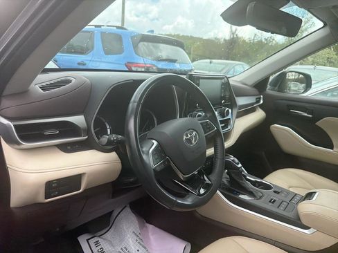 Used 2021 Toyota Highlander XLE AWD/4WD image 18