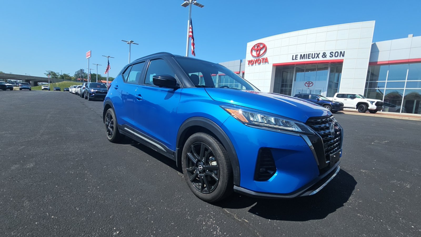 Used 2023 Nissan Kicks SR FWD image 1
