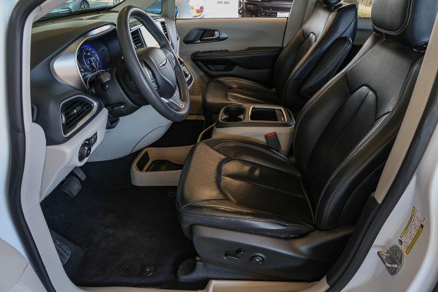 Used 2022 Chrysler Pacifica Touring-L FWD image 9