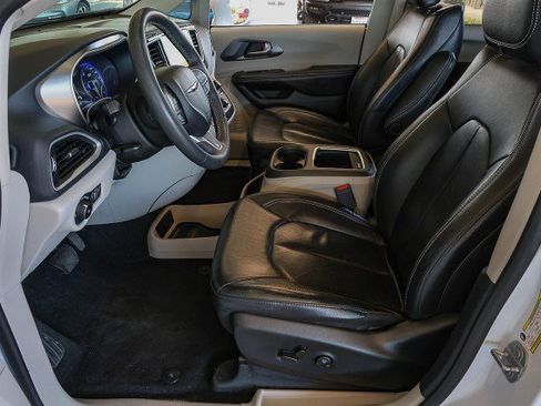 Used 2022 Chrysler Pacifica Touring-L FWD image 9