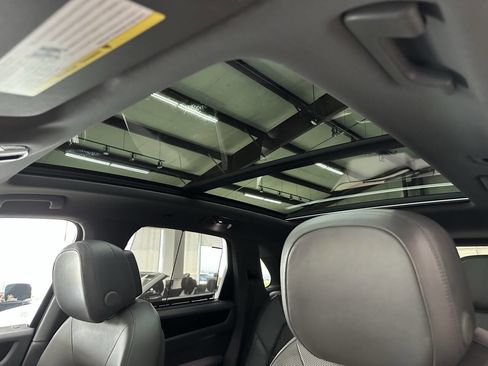Used 2019 Porsche Cayenne S image 32