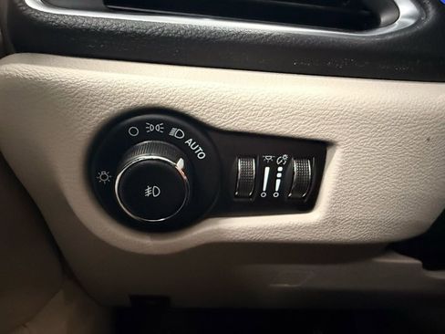 Used 2023 Chrysler Pacifica Limited image 28