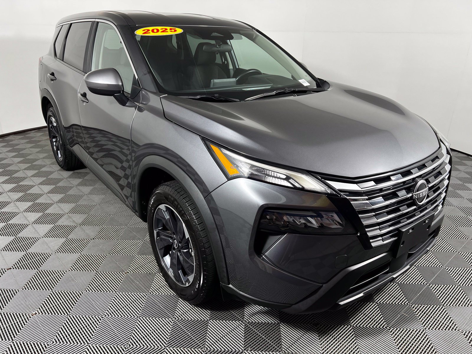 Used 2025 Nissan Rogue SV FWD image 3
