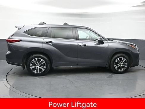 Used 2022 Toyota Highlander XLE AWD/4WD image 8