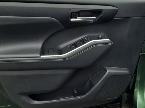 Certified 2024 Toyota Highlander XLE image 9
