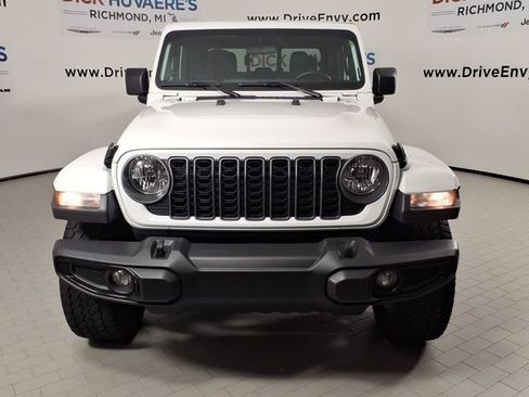 Used 2025 Jeep Gladiator Sport AWD/4WD image 2