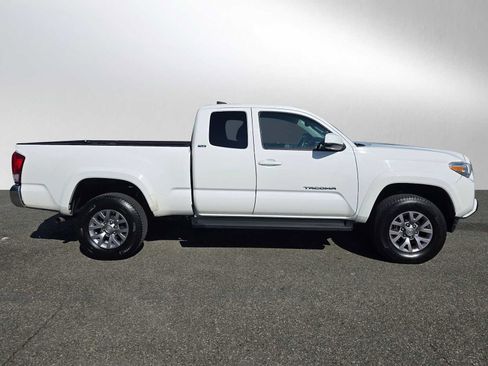 Certified 2016 Toyota Tacoma SR5 w/ SR5 Appearance Package (SN) image 8