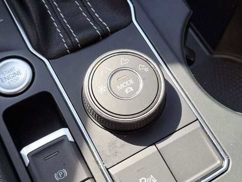 Used 2021 Volkswagen Atlas Cross Sport SE image 19