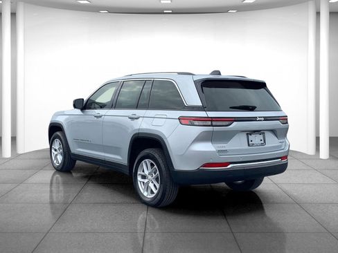 Used 2023 Jeep Grand Cherokee Laredo X image 5