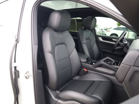 Used 2025 Porsche Cayenne Coupe AWD/4WD image 27