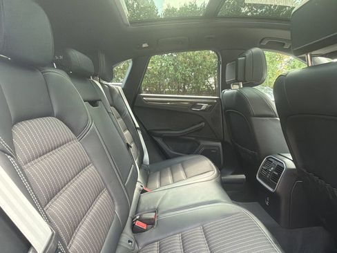 Used 2024 Porsche Macan AWD/4WD image 30