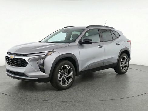 Used 2025 Chevrolet Trax LT w/ LT Convenience Package image 3