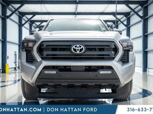 Used 2025 Toyota Tacoma SR5 w/ SR5 Upgrade Package image 33