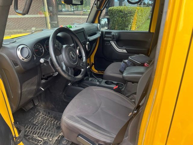 Used 2015 Jeep Wrangler Unlimited Sahara w/ Connectivity Group AWD/4WD image 5