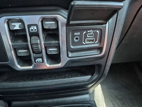 Used 2020 Jeep Gladiator Overland AWD/4WD image 22