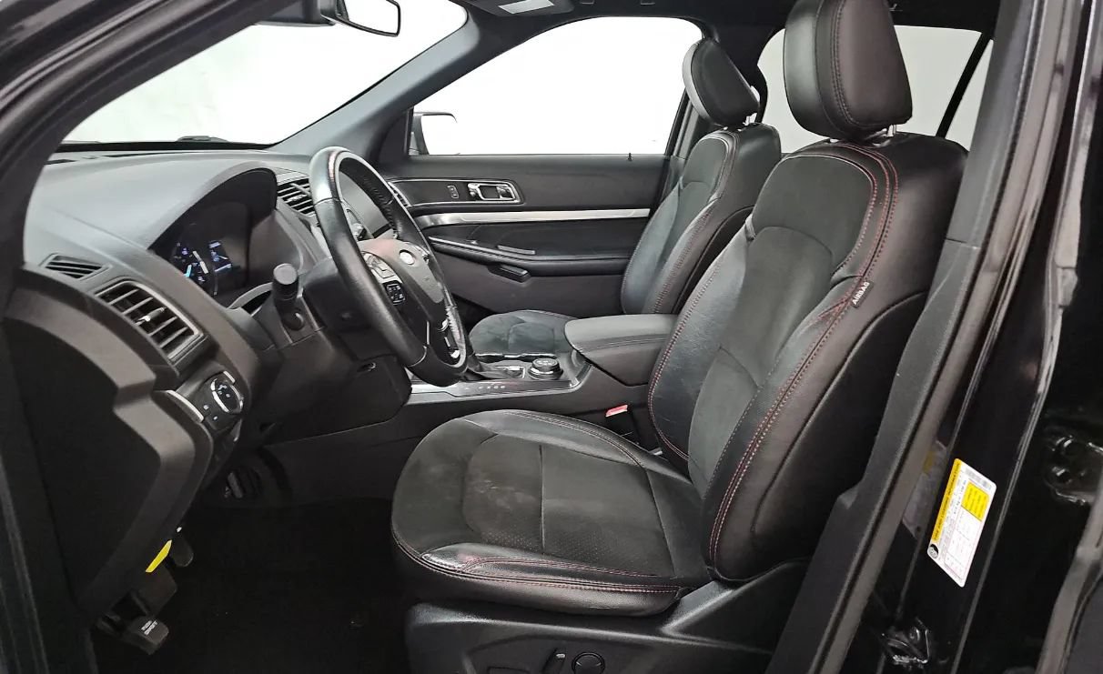 Used 2019 Ford Explorer XLT w/ Equipment Group 202A AWD/4WD image 5