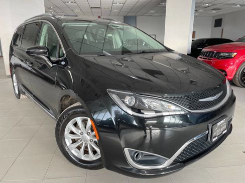 Used 2018 Chrysler Pacifica Touring-L image 1