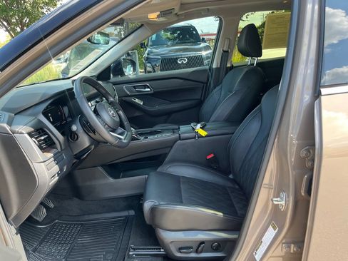 Used 2024 Nissan Rogue Platinum FWD image 9