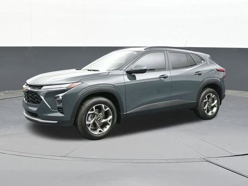 Used 2025 Chevrolet Trax LT FWD image 7