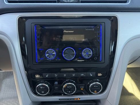 Used 2012 Volkswagen Passat 2.5 SE image 15