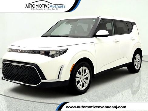Used 2025 Kia Soul LX FWD image 1