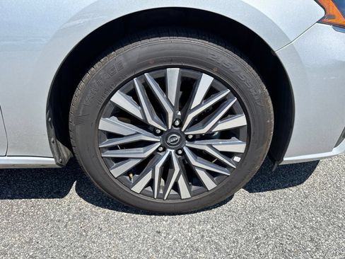 Used 2025 Nissan Altima 2.5 SV FWD image 12
