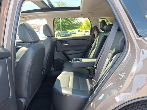 Used 2024 Nissan Rogue SV w/ SV Premium Package AWD/4WD image 10