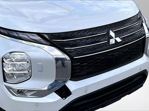 Used 2023 Mitsubishi Outlander SE AWD/4WD image 30