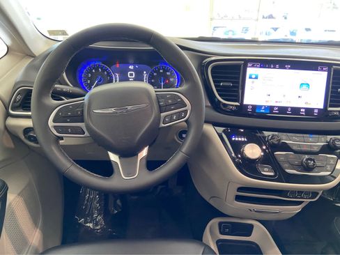 Used 2024 Chrysler Pacifica Touring-L FWD image 23