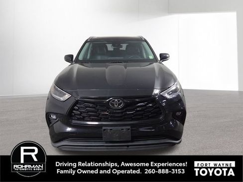Used 2021 Toyota Highlander XLE AWD/4WD image 3